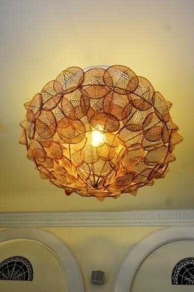 以「笠胎」製成笠形的燈罩，兼具創意與美感